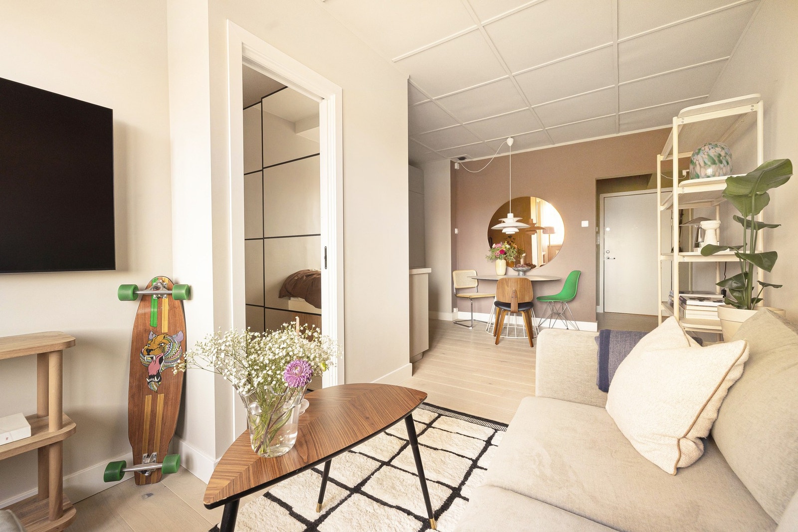 Legg merke til de høye gulvlistene og de kvadratiske profilene i taket. Disse kvalitetene gir leiligheten et klassisk preg! Galleribilde