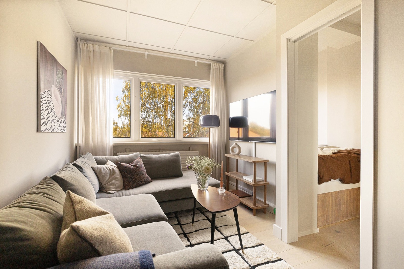 Leiligheten er vestvendt, som betyr ettermiddagssol. Selger informerer om at det er "mye lys om sommeren fra 16:00 til solnedgang". Galleribilde