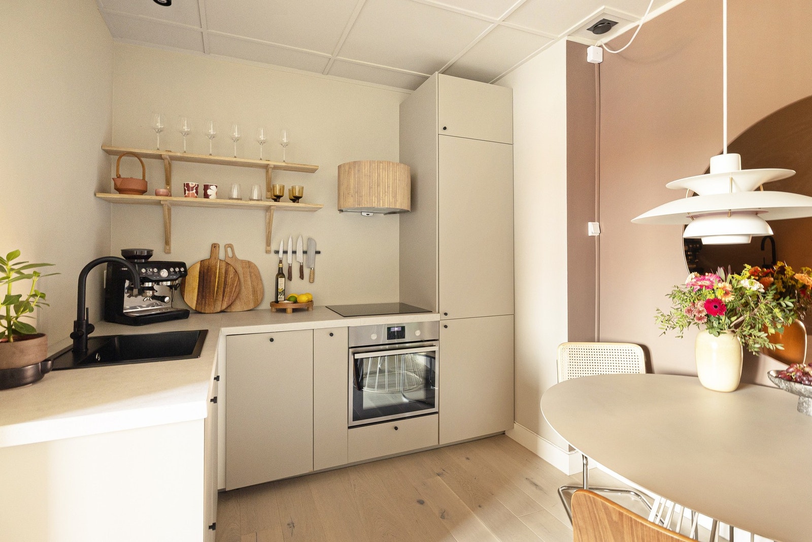 Kjøkkeninnredningen består av integrert kjøleskap, oppvaskmaskin, platetopp og stekeovn. Galleribilde