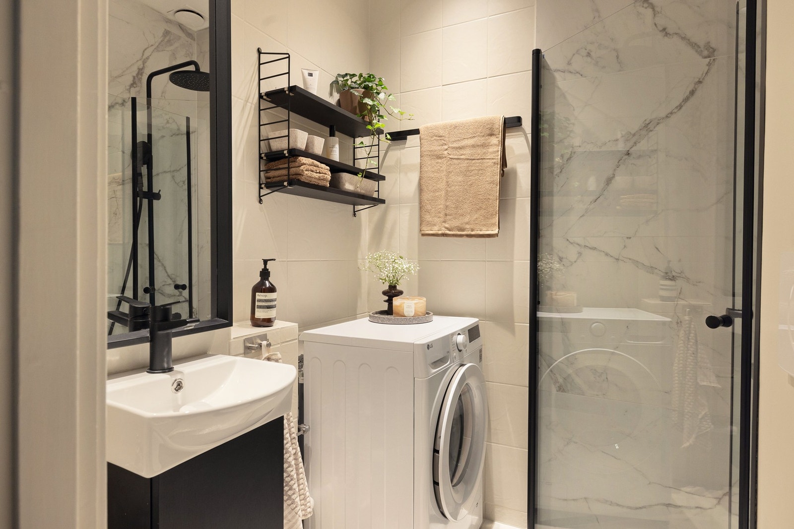 Fra entreen finner vi badet, med ny smøremembran og baderomsinventar i 2023. Galleribilde