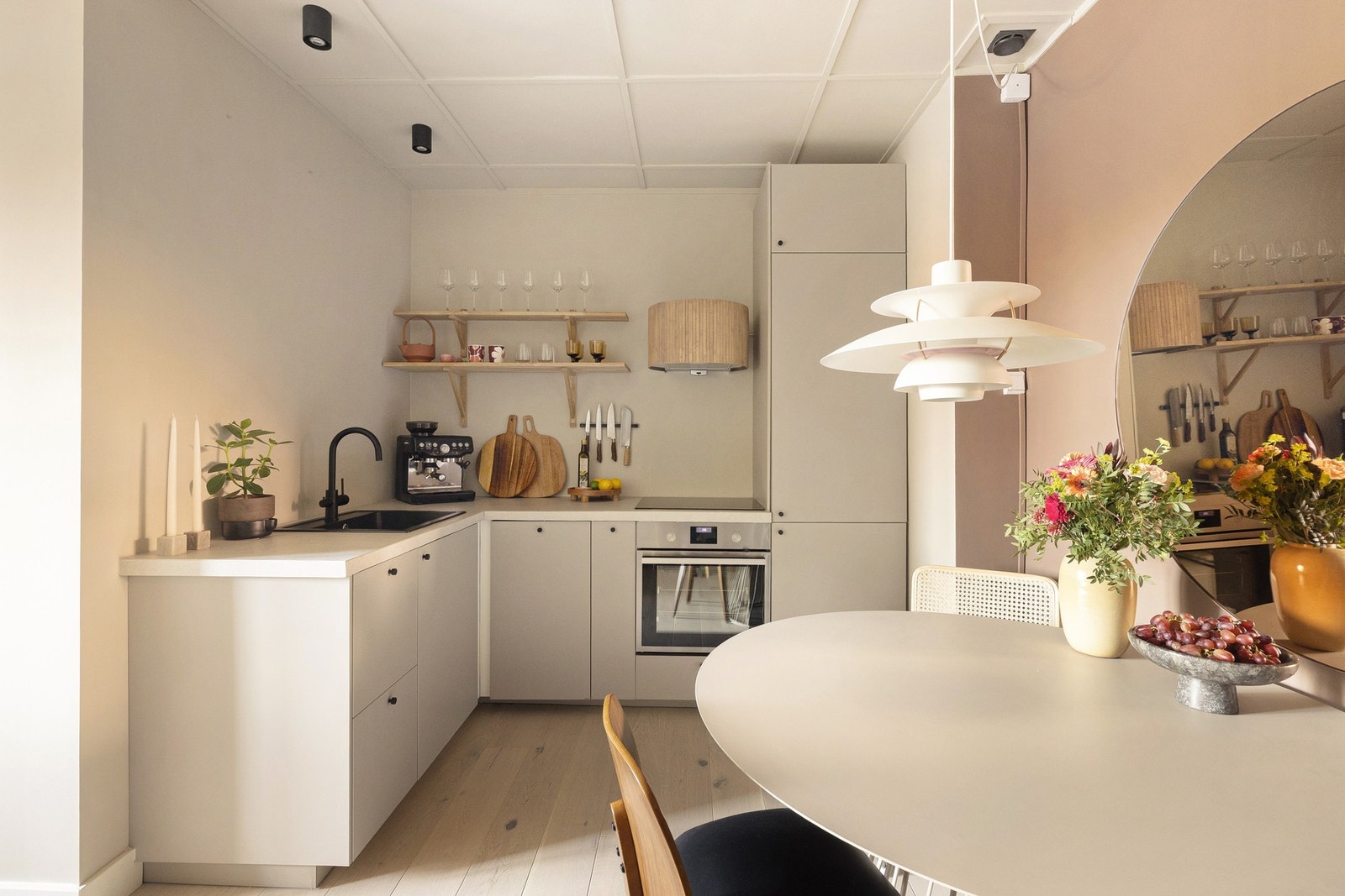 I en åpen løsning med stuen finner vi det innholdsrike kjøkkenet. Galleribilde