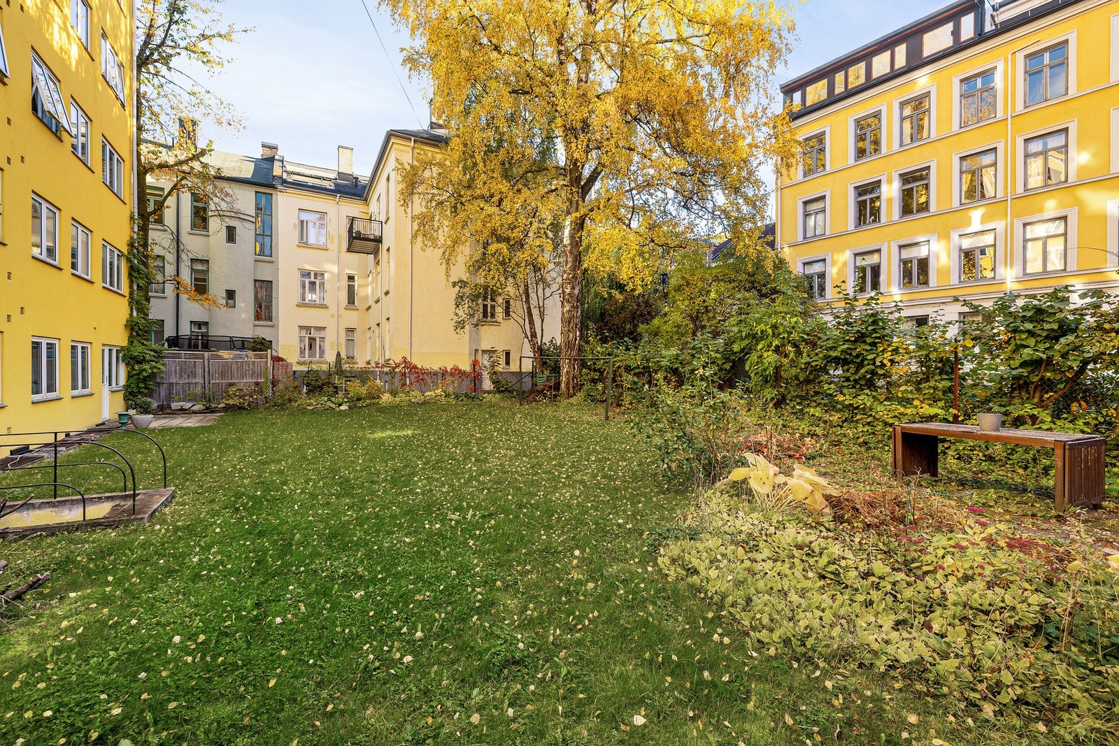 Uteområdet i sameiet har felles sittegrupper, til glede for beboerne. Galleribilde