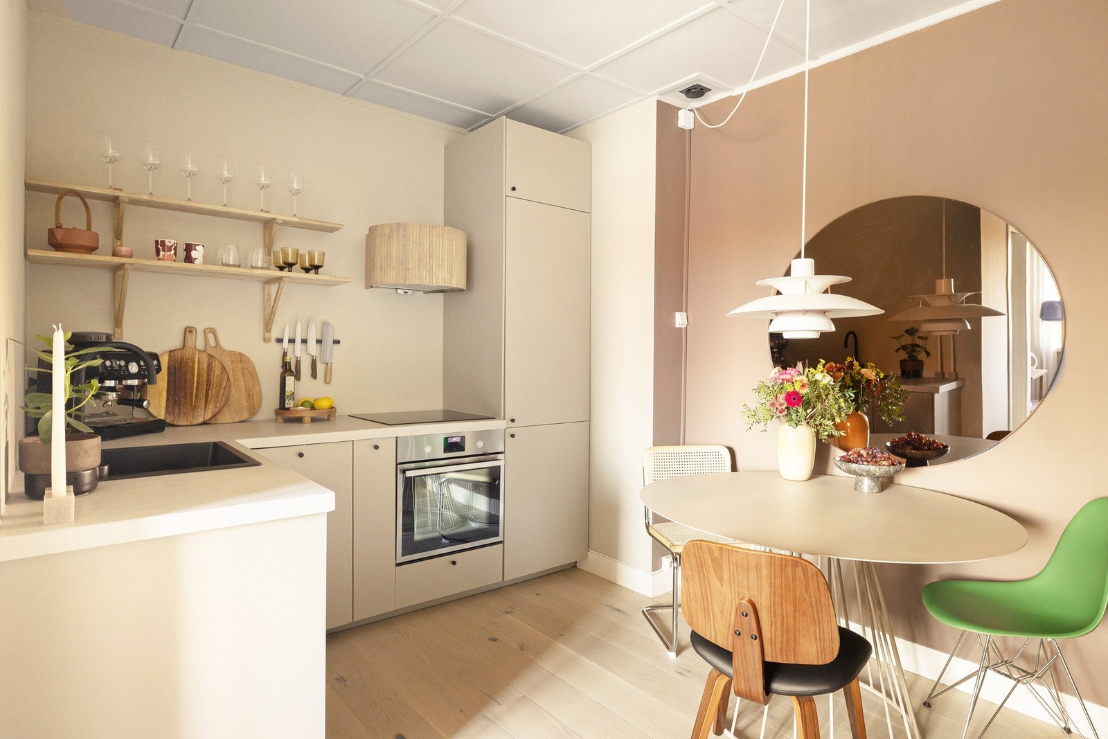 Lekre tredetaljer på hyllene som gir kjøkkenet en særpreg. Galleribilde