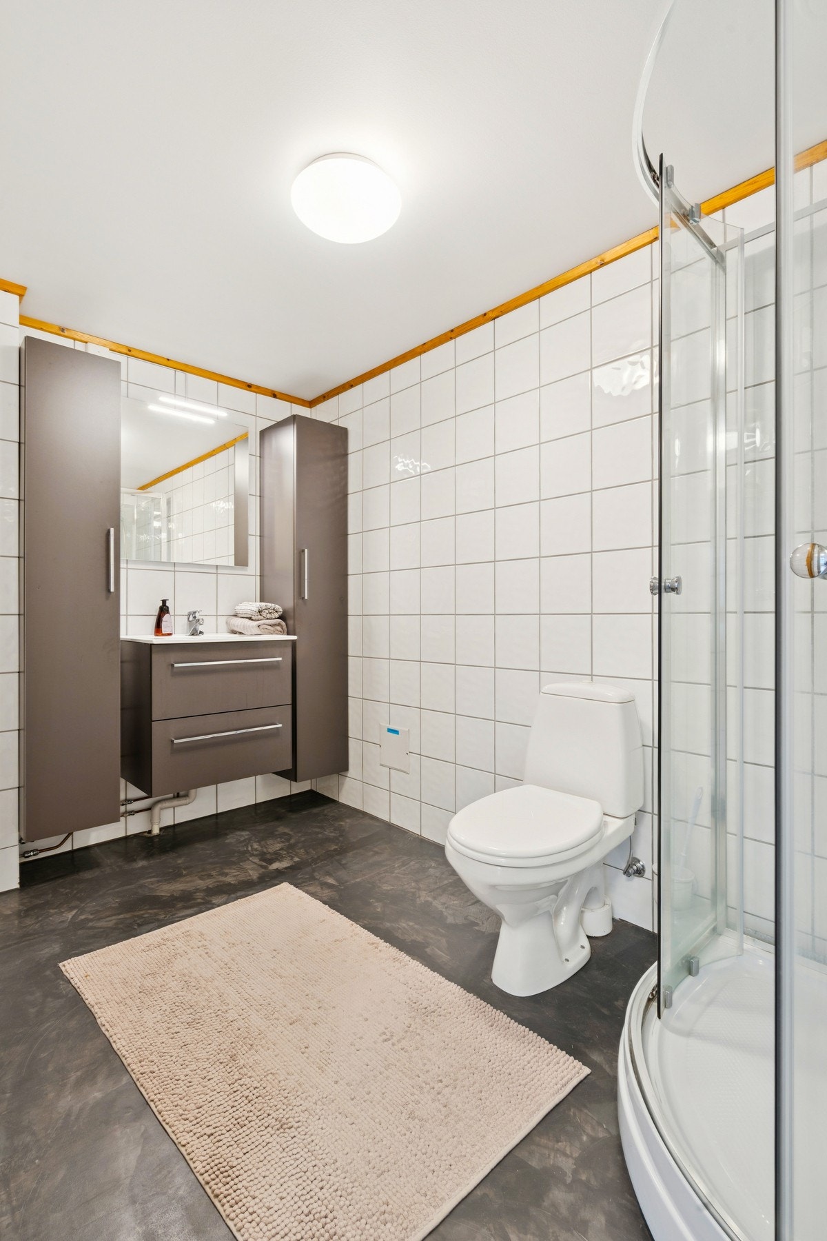 Rommet har servant, toalett og dusjkabinett. Innredning og dusjkabinett er fra 2021 Galleribilde