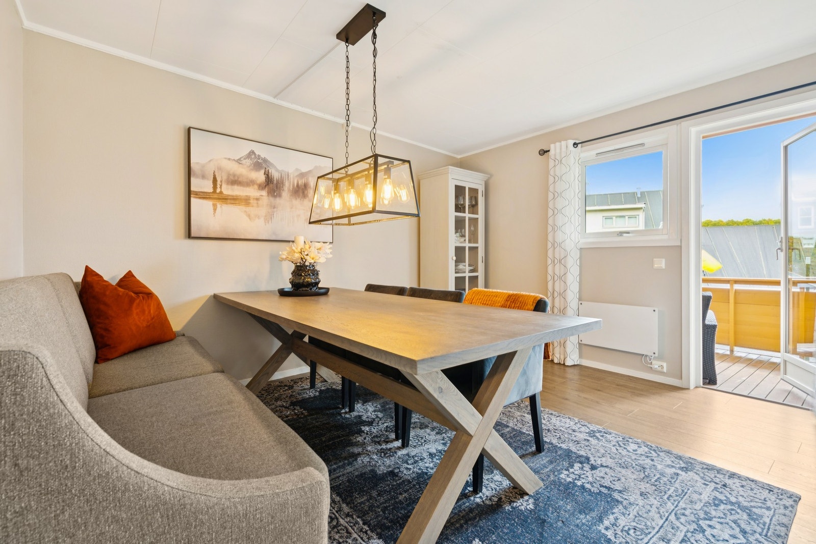 Fra spisestuen er det utgang til balkong Galleribilde