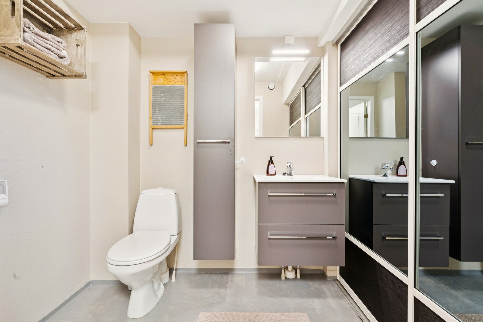 Etasjen har i tillegg eget toalettrom tilknyttet inngangspartiet Galleribilde