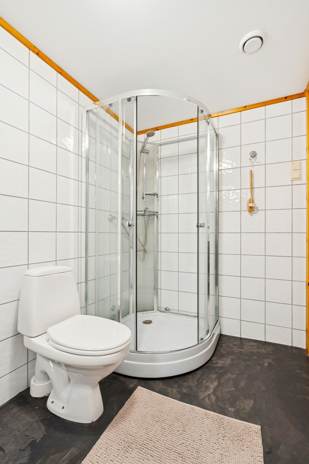 Rommet har flislagte vegger og gulv, malt himling og elektriske varmekabler Galleribilde