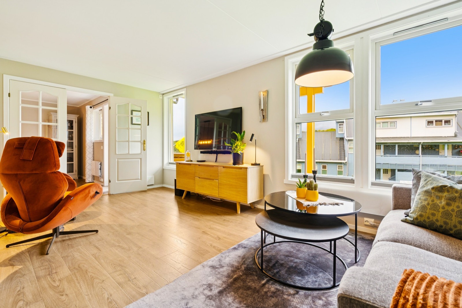 Videre inn kommer du til leilighetens samlingsrom Galleribilde