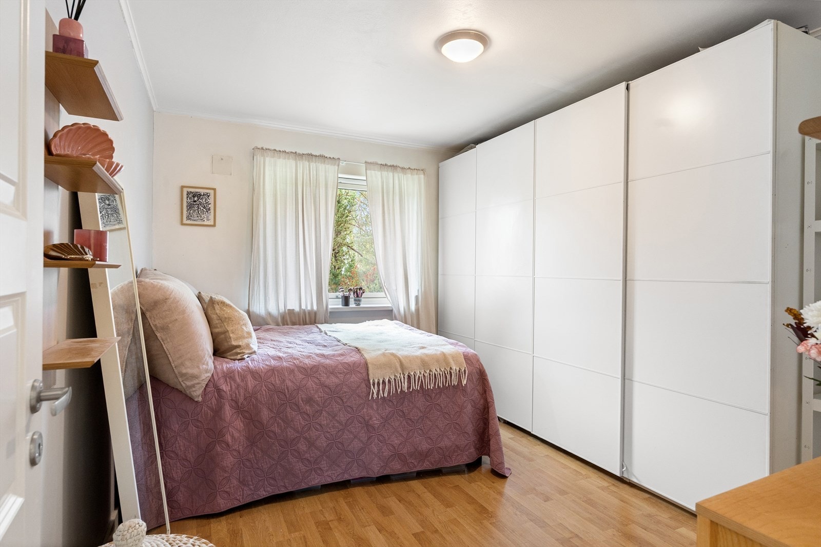 Rommet har også rikelig med oppbevaringsplass i en romslig skyvedørsgarderobe. Galleribilde