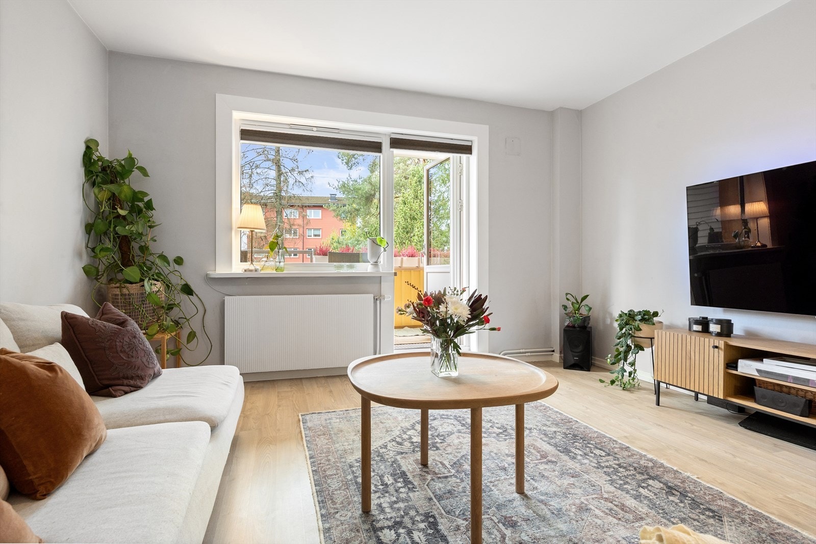 Gulvet er belagt med flott laminat, og overflatene er malt i delikate og moderne fargetoner. Galleribilde