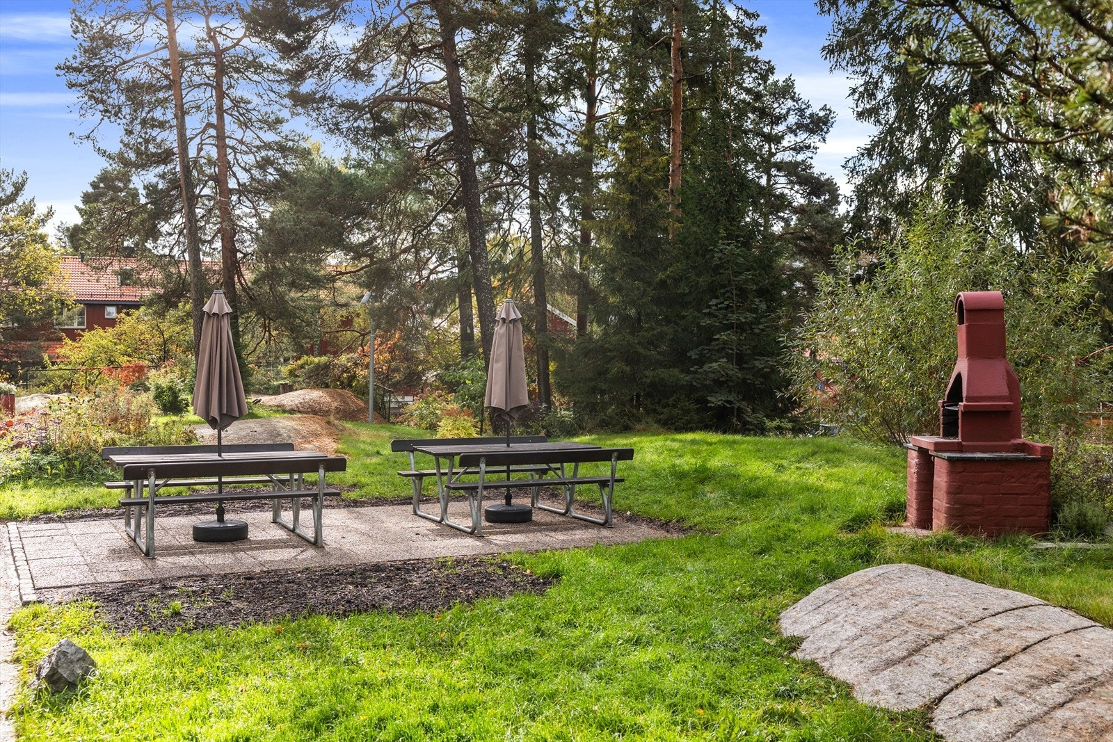 Borettslaget har fine fellesområder, inkludert flere sittegrupper og grillmuligheter. Galleribilde