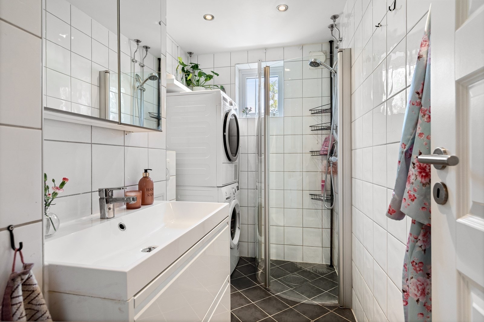 Pent, flislagt baderom med downlights i himlingen og gulvvarme. Galleribilde