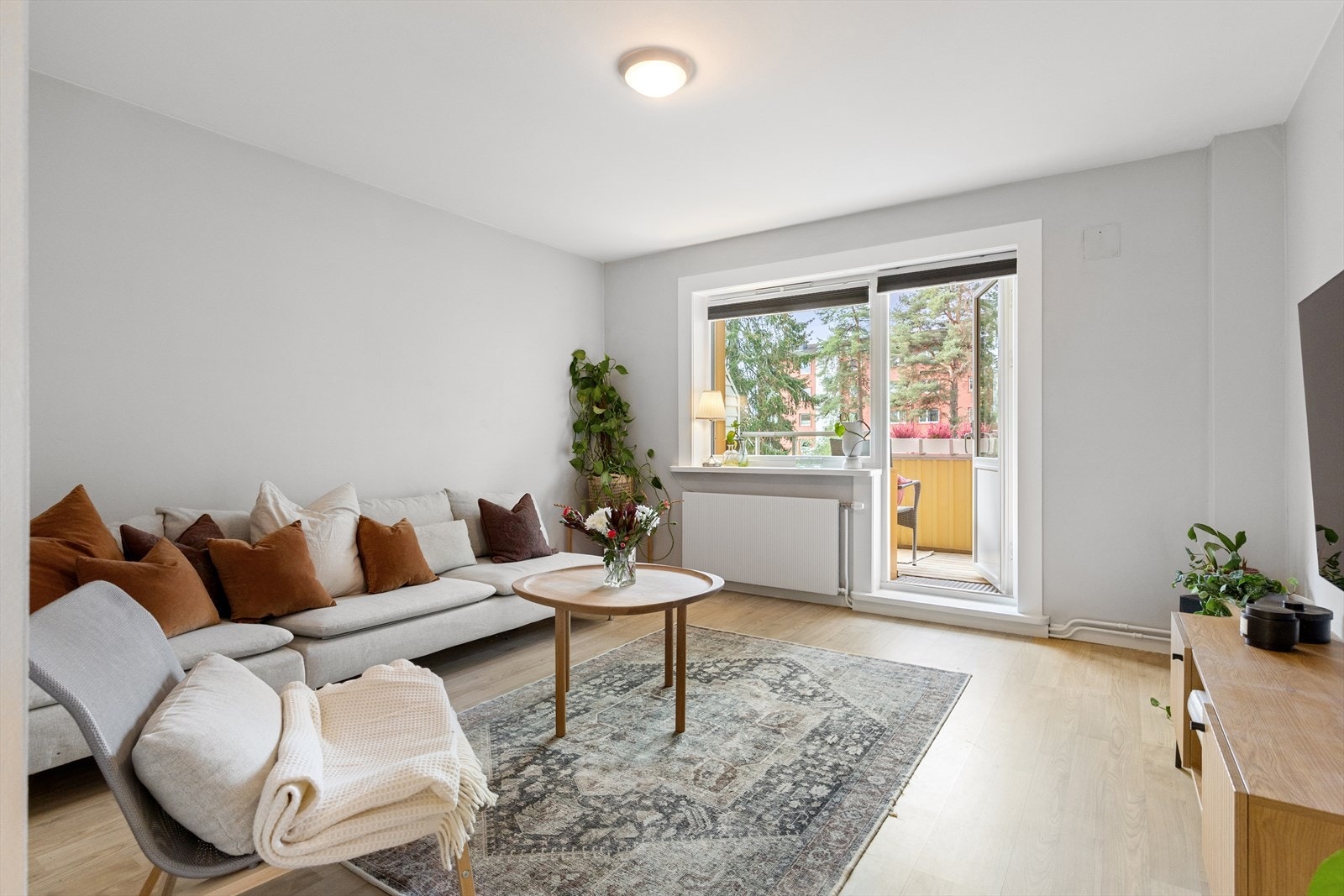 Stuen er lys og luftig med store vindusflater som sørger for rikelig med innslipp av naturlig lys. Galleribilde