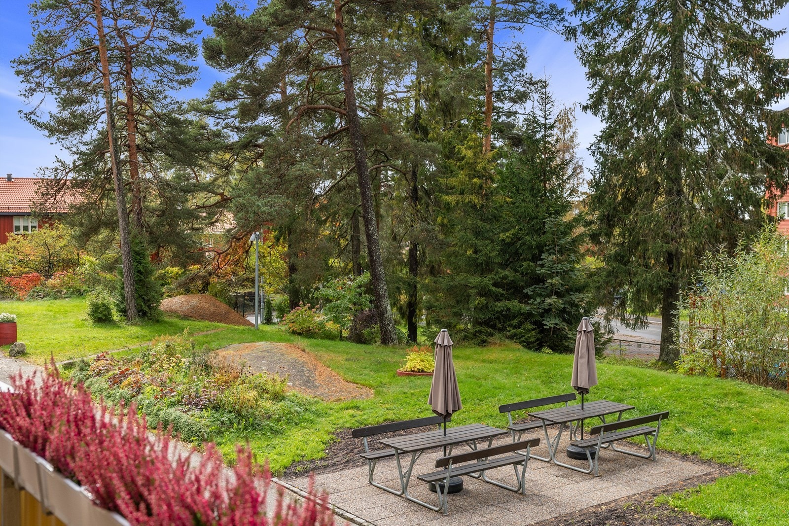 Beliggenheten er stille og rolig, med balkong vendt mot et grøntområde. Galleribilde