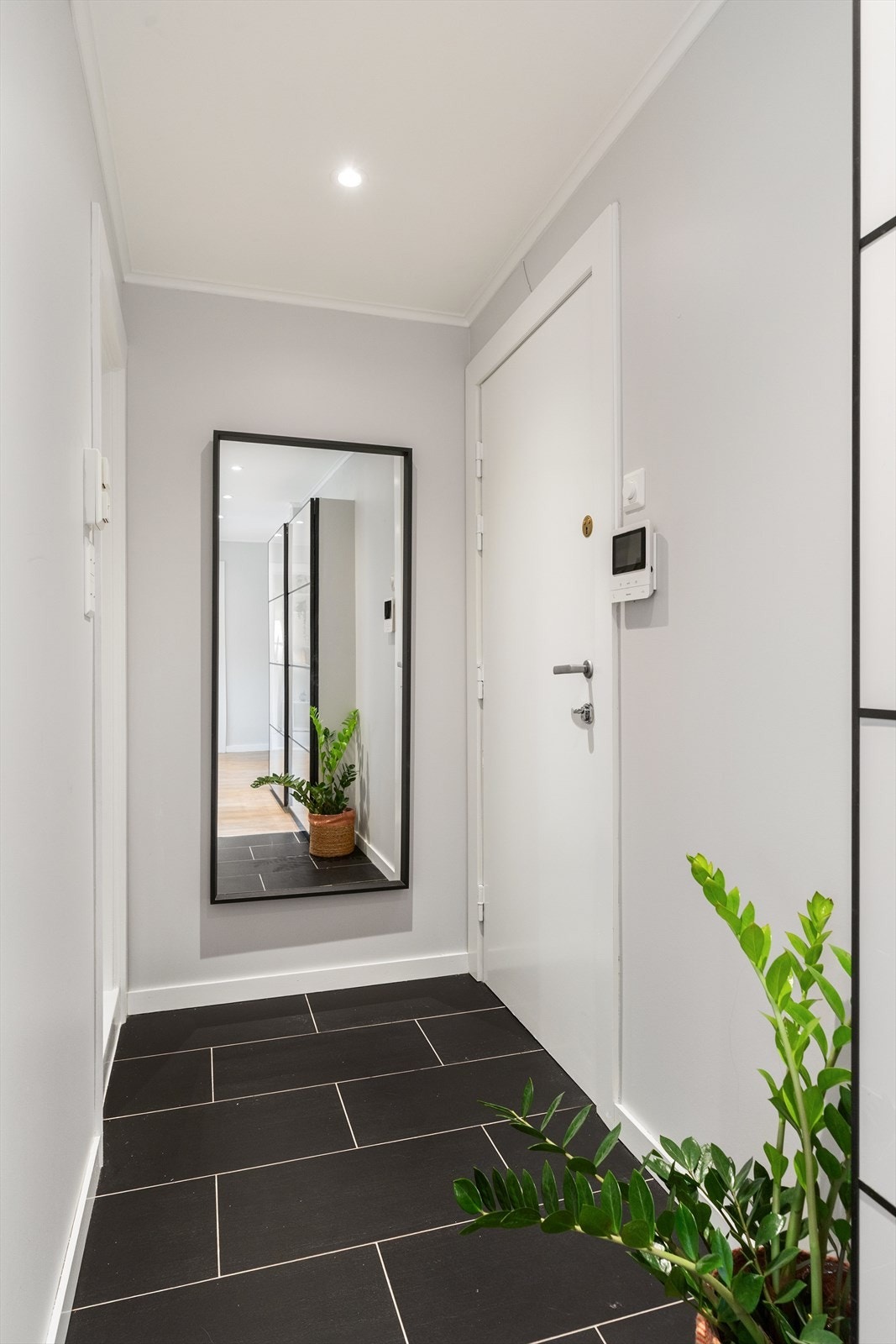 Leiligheten har en lys og innbydende entré med flislagt gulv og downlights i himlingen, som gir et moderne og ryddig førsteinntrykk. Galleribilde