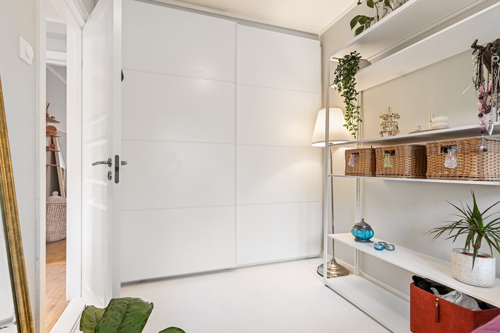 Det er et fleksibelt rom som egner seg godt som barnerom, gjesterom eller hjemmekontor - tilpasset dine behov. Rommet har også gode oppbevaringsmuligheter i en praktisk skyvedørsgarderobe. Galleribilde