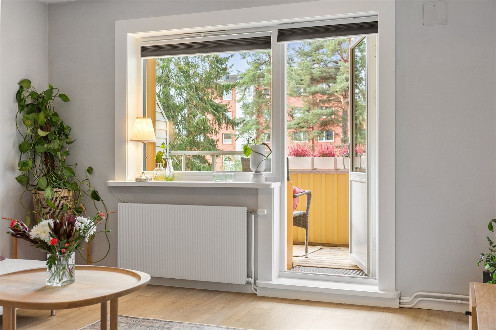 Fra stuen er det utgang til en herlig balkong på ca. 7 kvm med gode solforhold. Galleribilde