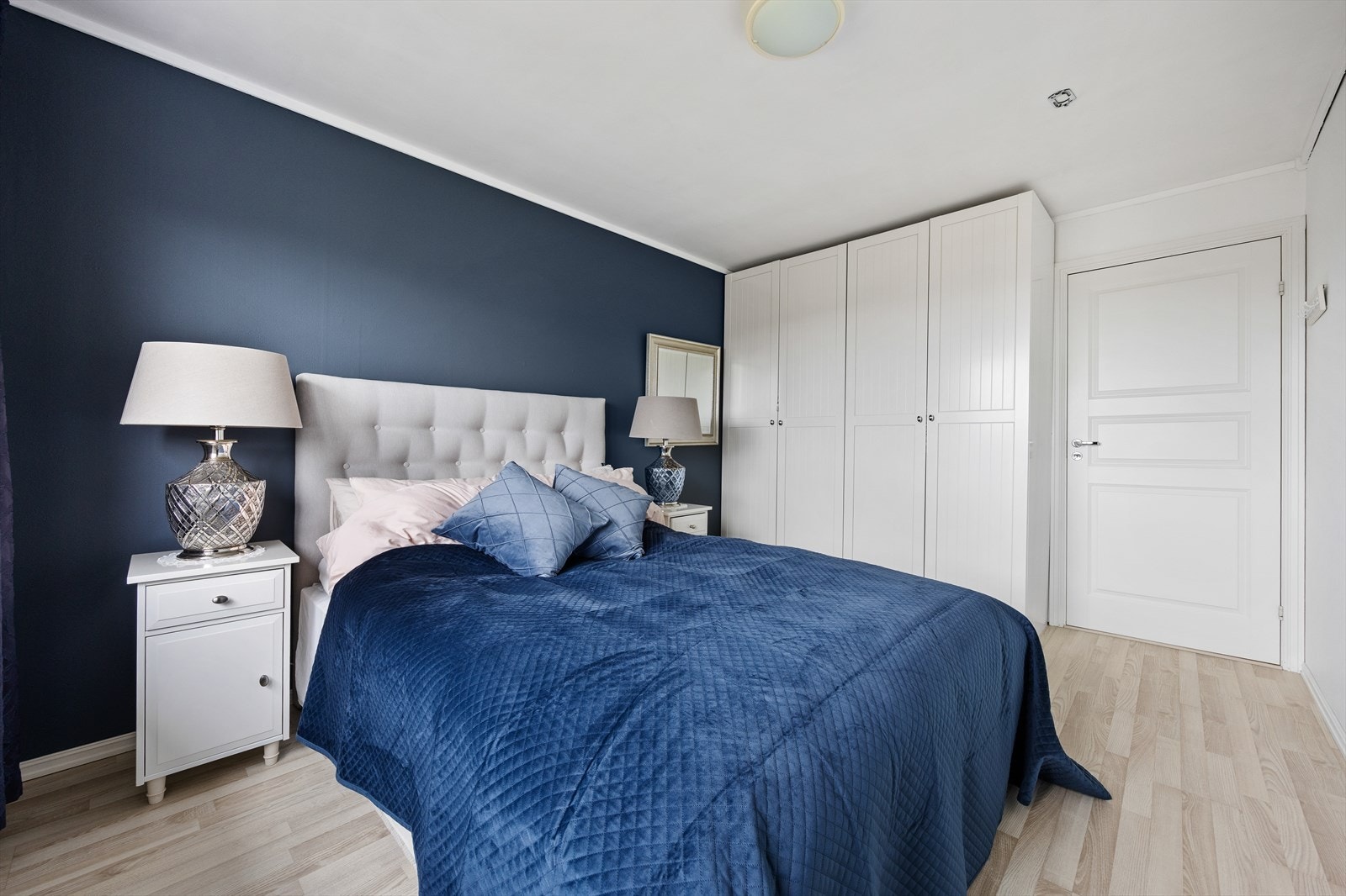 Rommet har en stor garderobeløsning som gir rikelig med oppbevaringsplass. Galleribilde