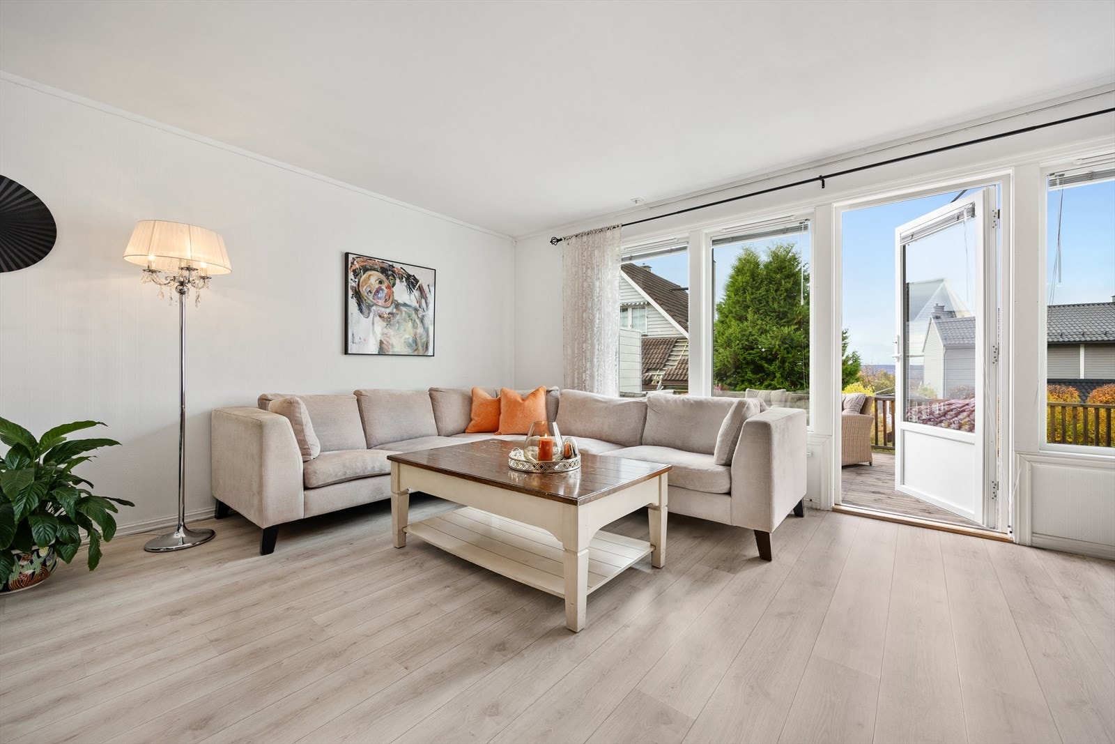 Store vindusflater og direkte utgang til den sydvendte terrassen på 25 m². Galleribilde