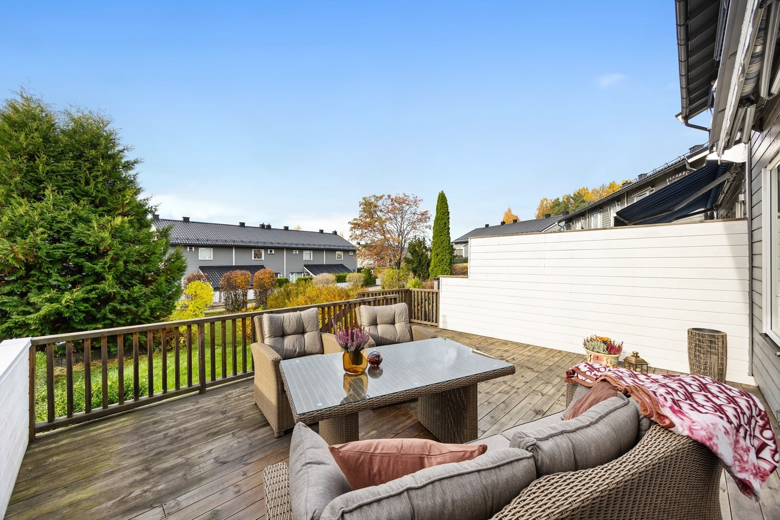 Den store, sydvendte terrassen på 25 m² har gode solforhold. Galleribilde