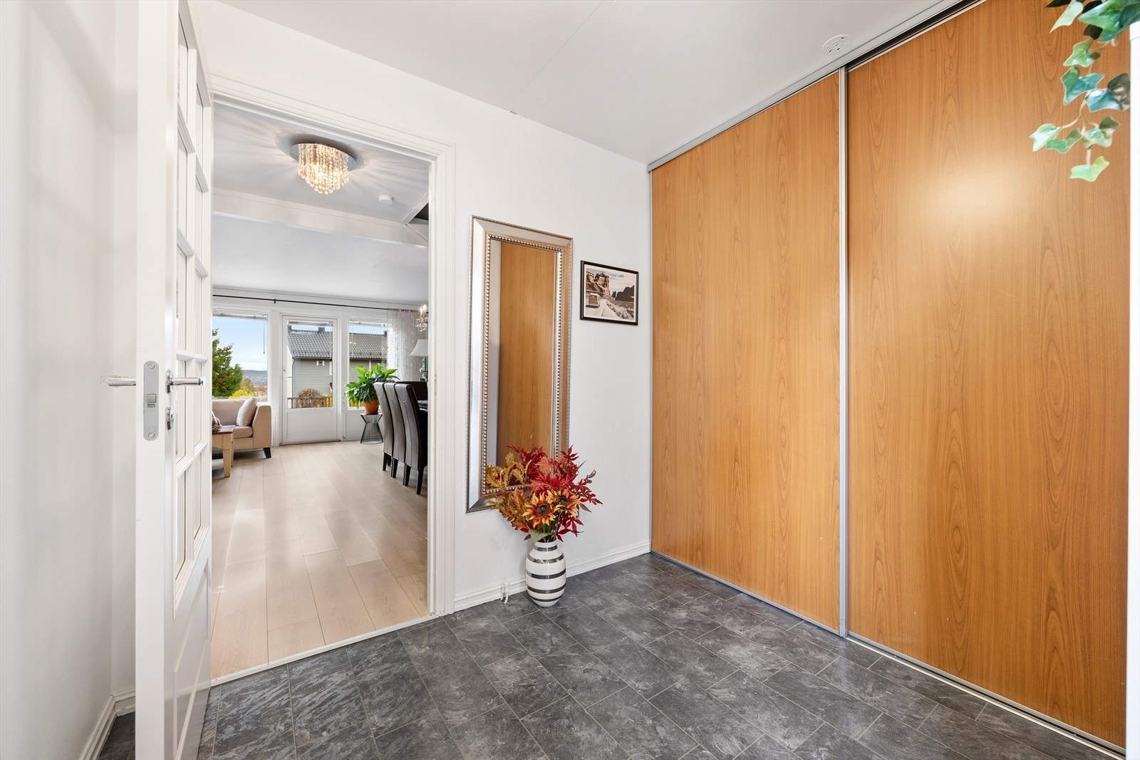 Fra entreen åpner boligen seg opp mot stuen og de sosiale sonene. Galleribilde