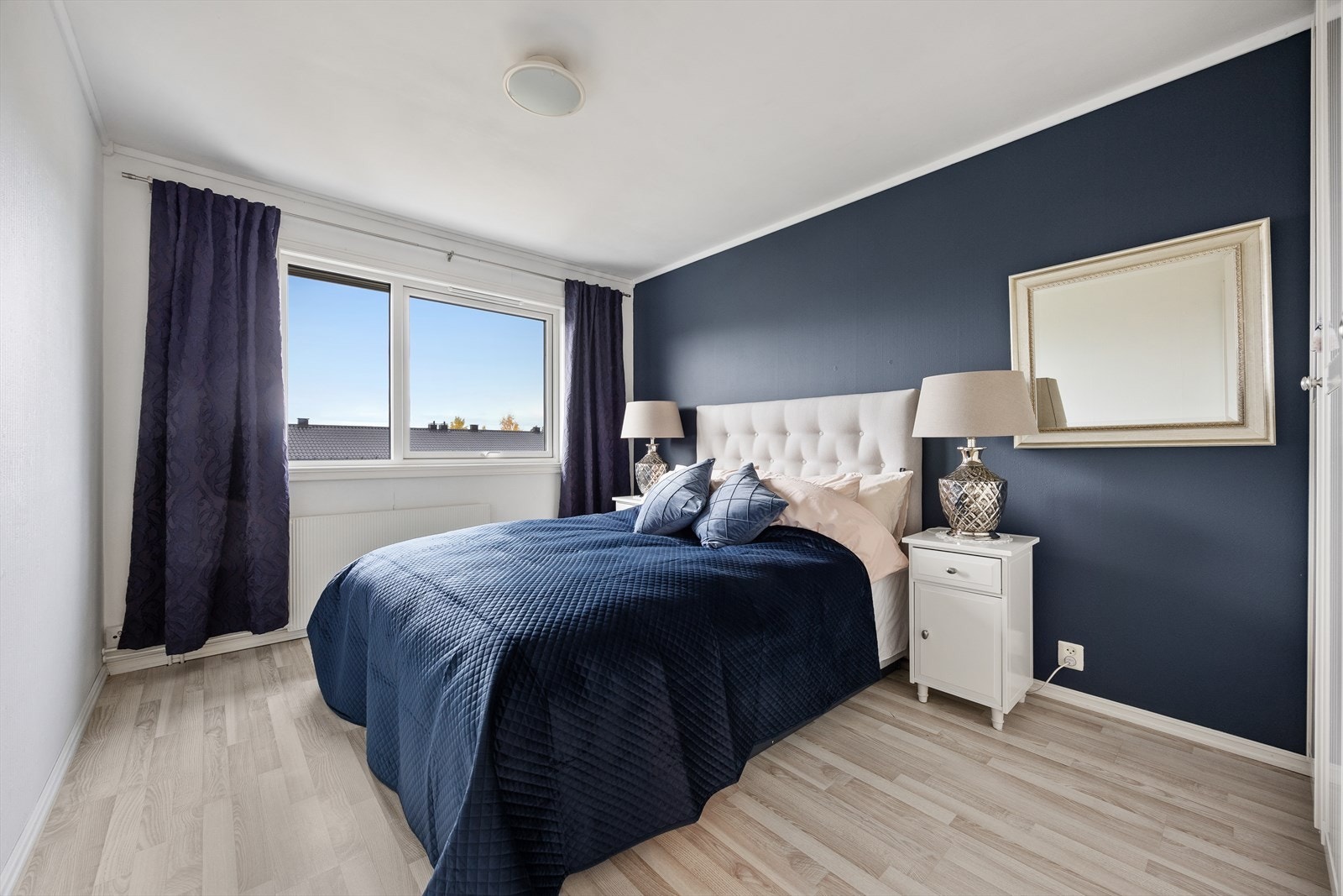 Hovedsoverommet er romslig med god plass til dobbeltseng og møblement. Galleribilde