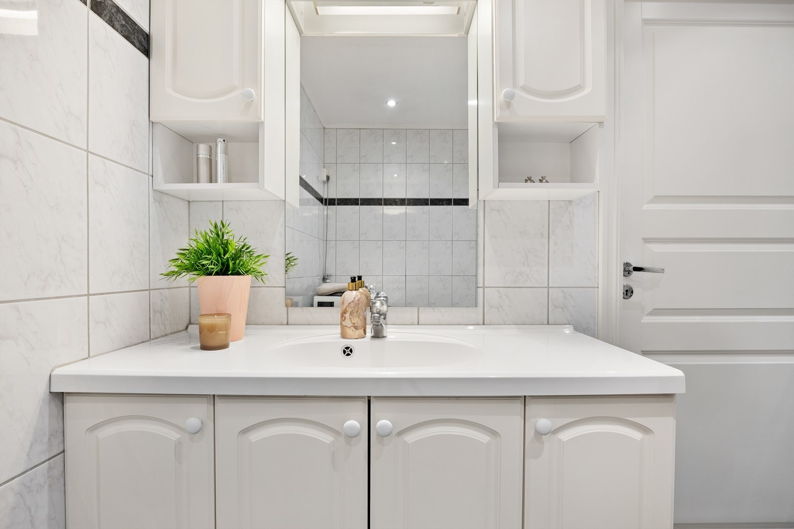 Servantinnredningen har gode oppbevaringsmuligheter og speil med integrert lys. Galleribilde