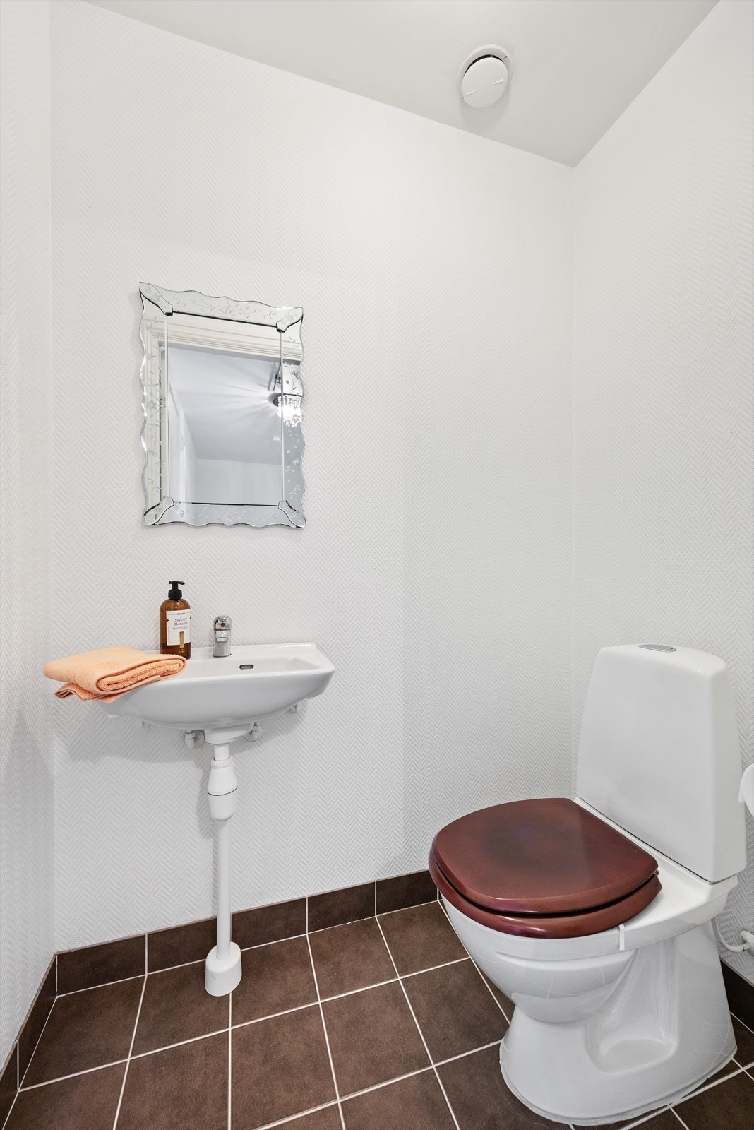 I tillegg til badet har etasjen et separat toalettrom med flislagt gulv. Galleribilde