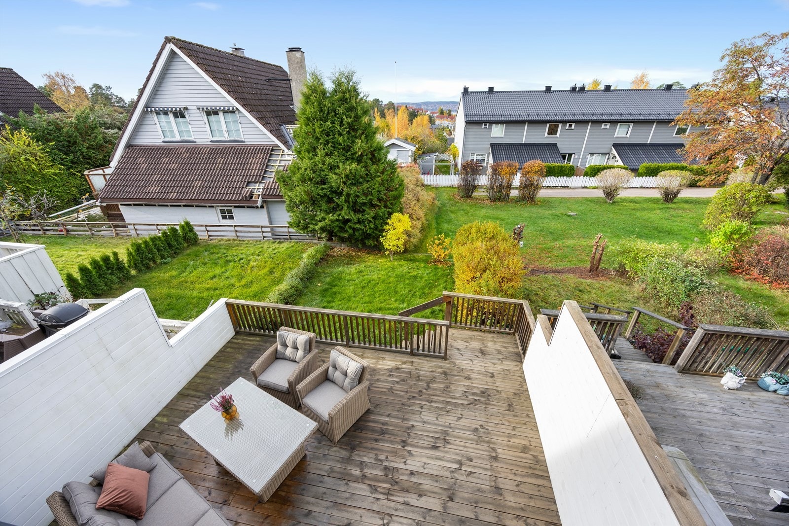 Fra terrassen har man god oversikt over hagen og fellesområdene. Galleribilde