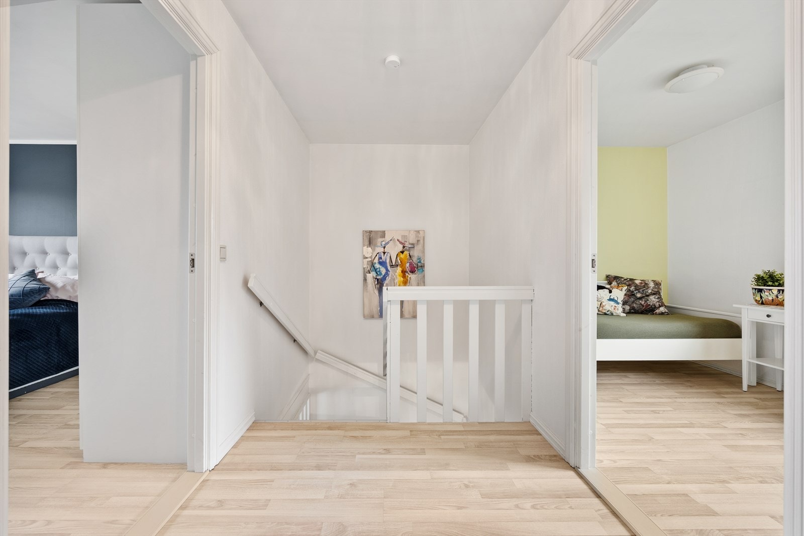 Vel oppe i andre etasje møtes du av et lyst trapperom med adkomst til alle rom. Galleribilde