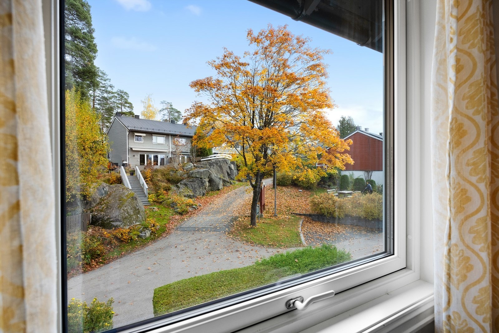 Utsikt mot et etablert og barnevennlig boligområde. Galleribilde