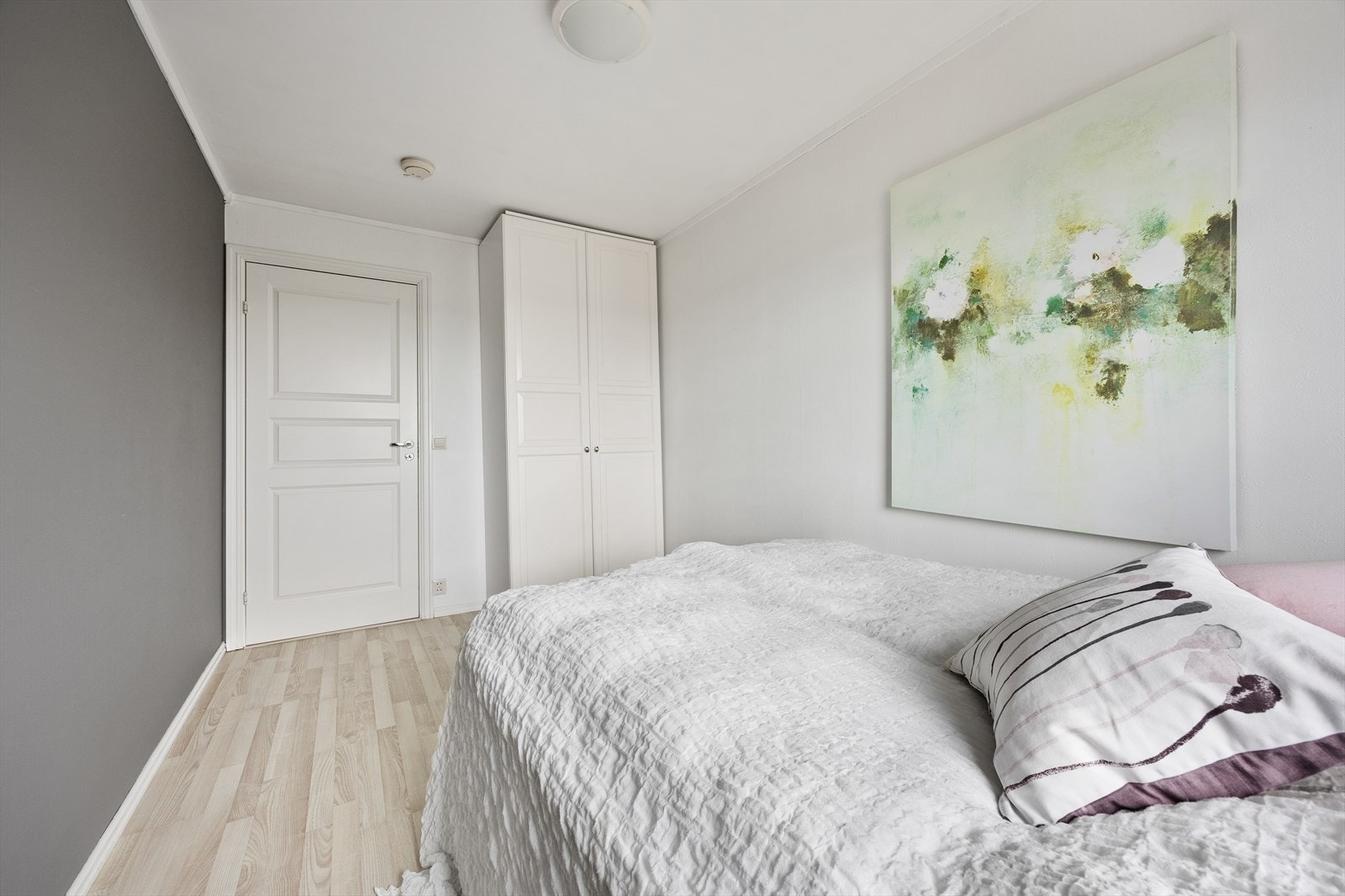 Også her er det plass til garderobeskap for effektiv oppbevaring. Galleribilde