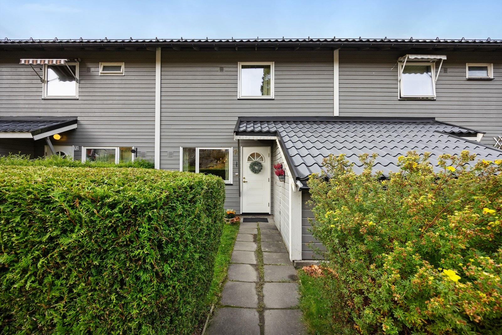 Boligen har en innbydende adkomst med utvendig bod ved inngangspartiet. Galleribilde