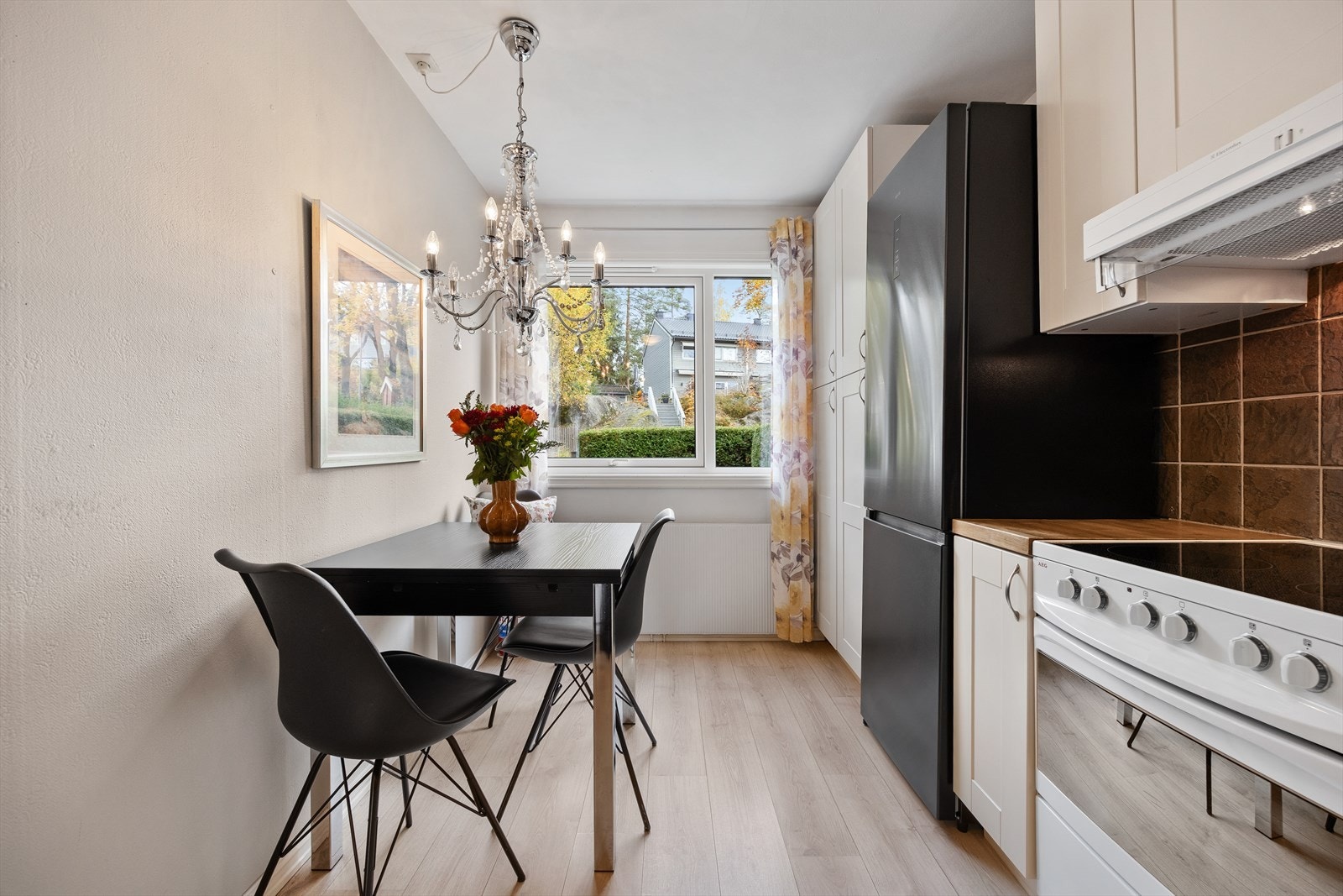 Det er plass til en hyggelig spiseplass ved vinduet på kjøkkenet. Galleribilde