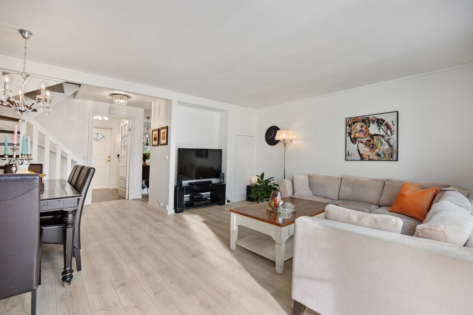 Den åpne løsningen gir en god flyt mellom entreen, stuen og kjøkkenet. Galleribilde