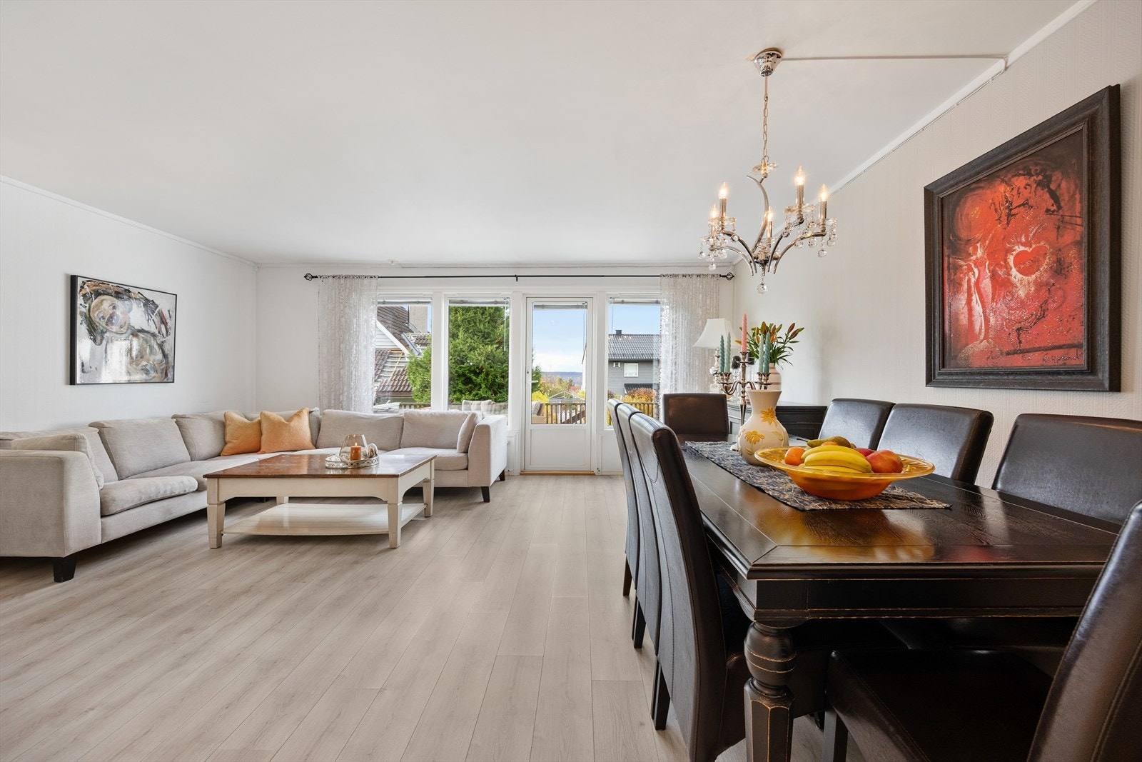 Stuen er romslig og gir god plass til både sofagruppe og spisebord. Galleribilde