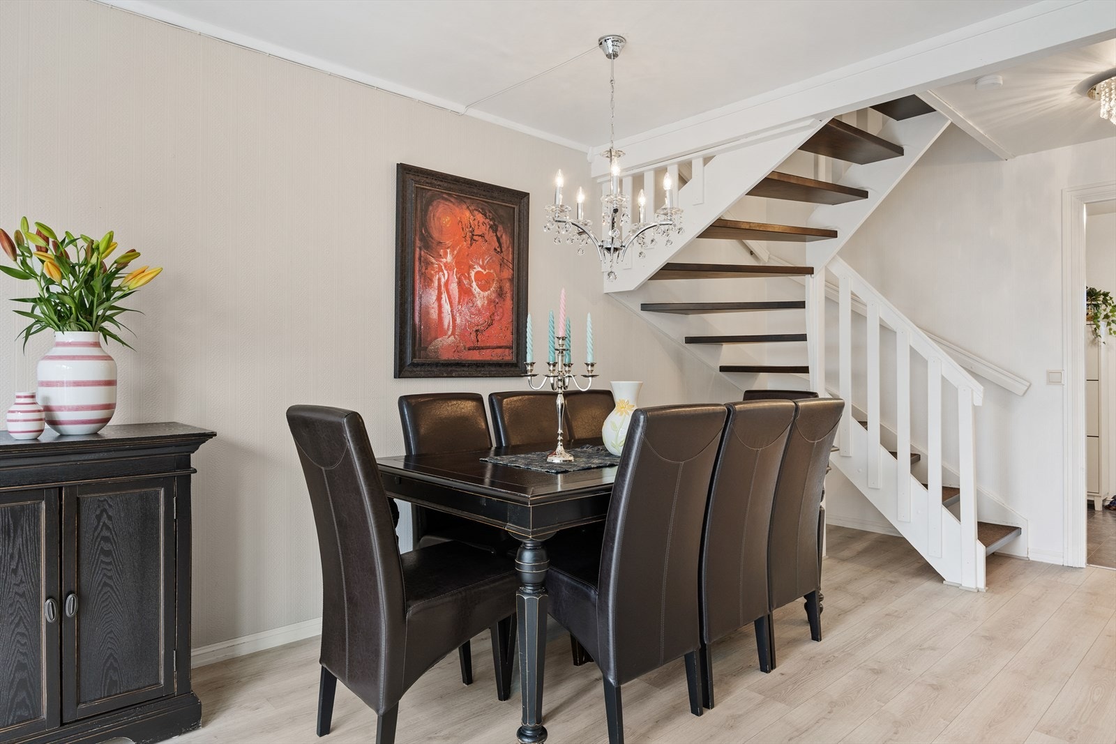 Trappen er et sentralt element som binder de to etasjene sammen. Galleribilde