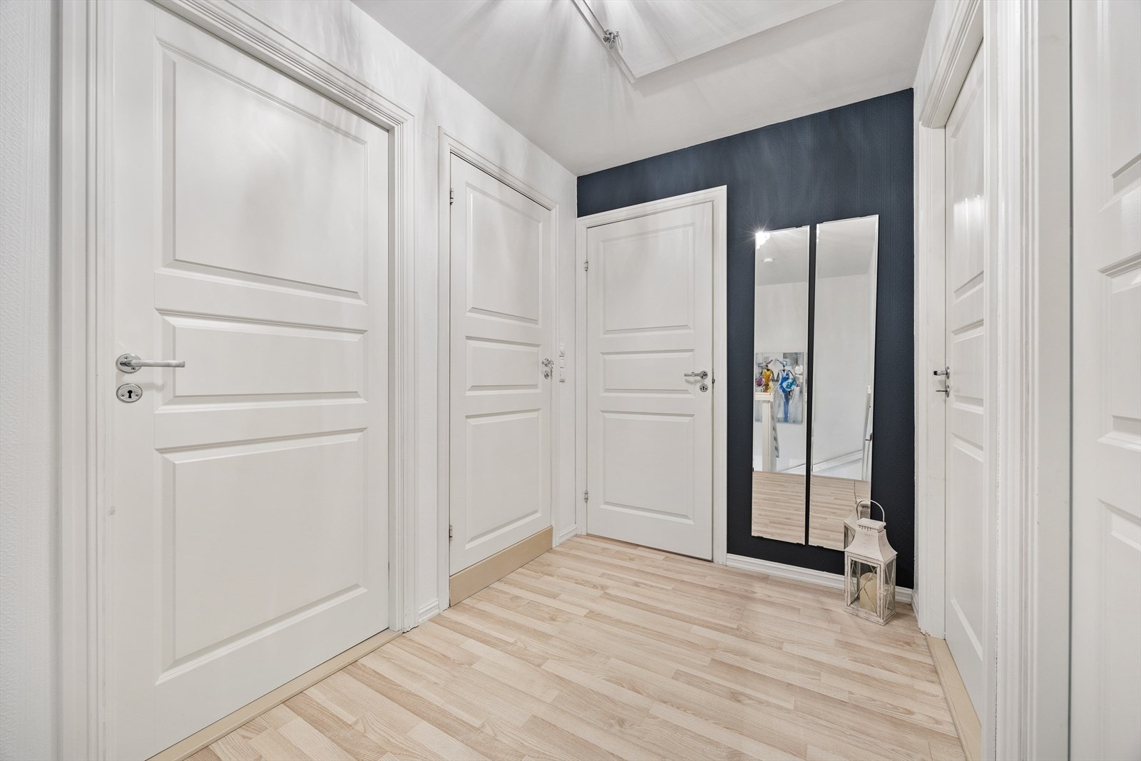 Velkommen til 2 etasje. Her er det 3 soverom, bad og separat wc samt loft for lagring Galleribilde