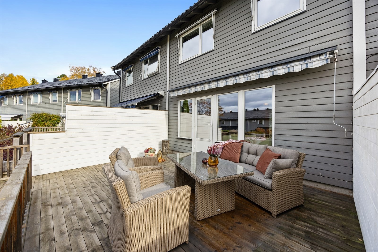 Uteplassen er en naturlig forlengelse av stuen på varme dager. Galleribilde