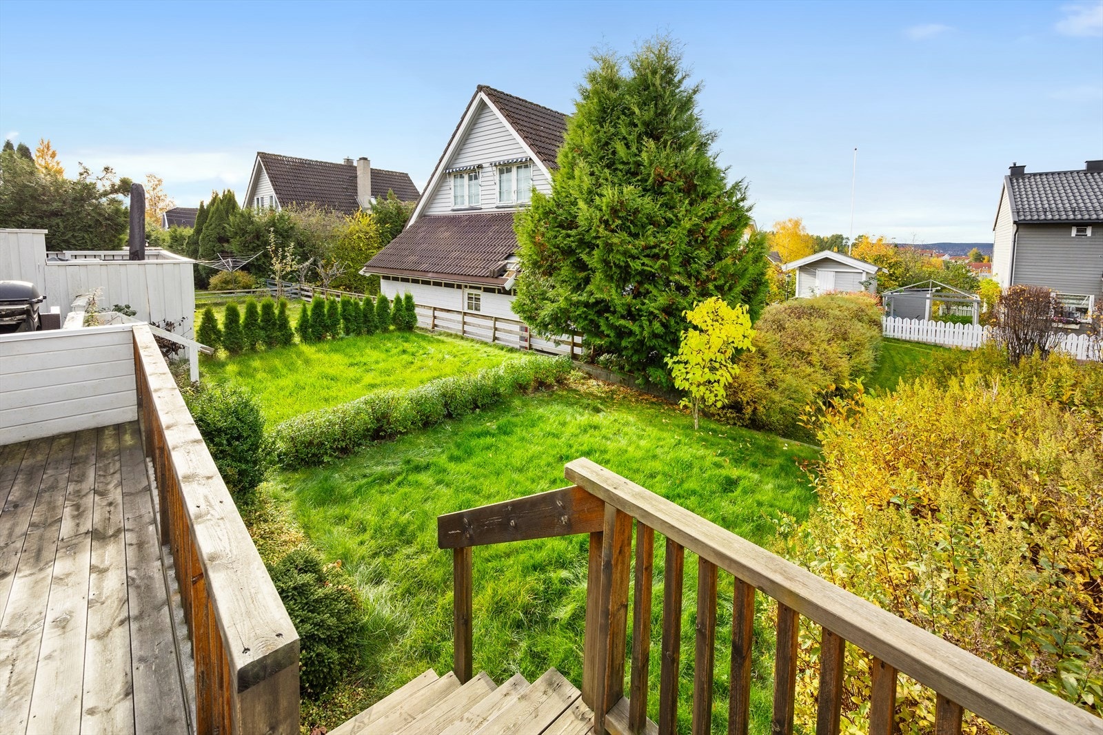 Trapper fra terrassen gir enkel tilgang til hagen og fellesarealene. Galleribilde