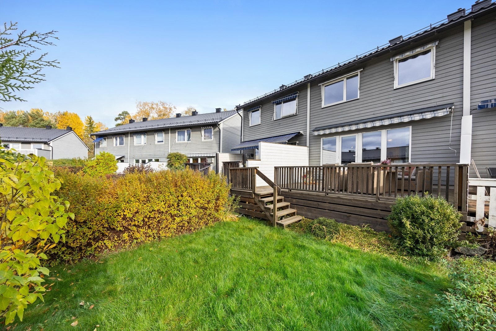 Fra terrassen fører en trapp ned til en hageflekk. Galleribilde