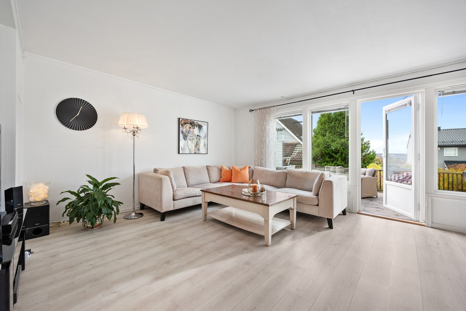 Rommet har en åpen og luftig atmosfære med gjennomgående laminatgulv. Galleribilde