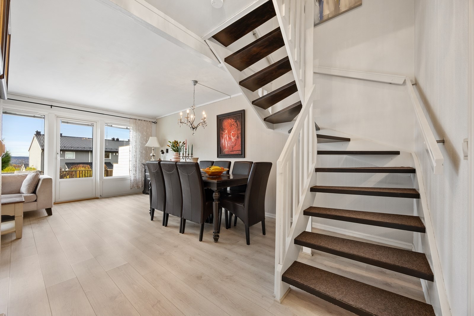 Fra stuen leder en tretrapp med åpne trinn deg opp til andre etasje. Galleribilde