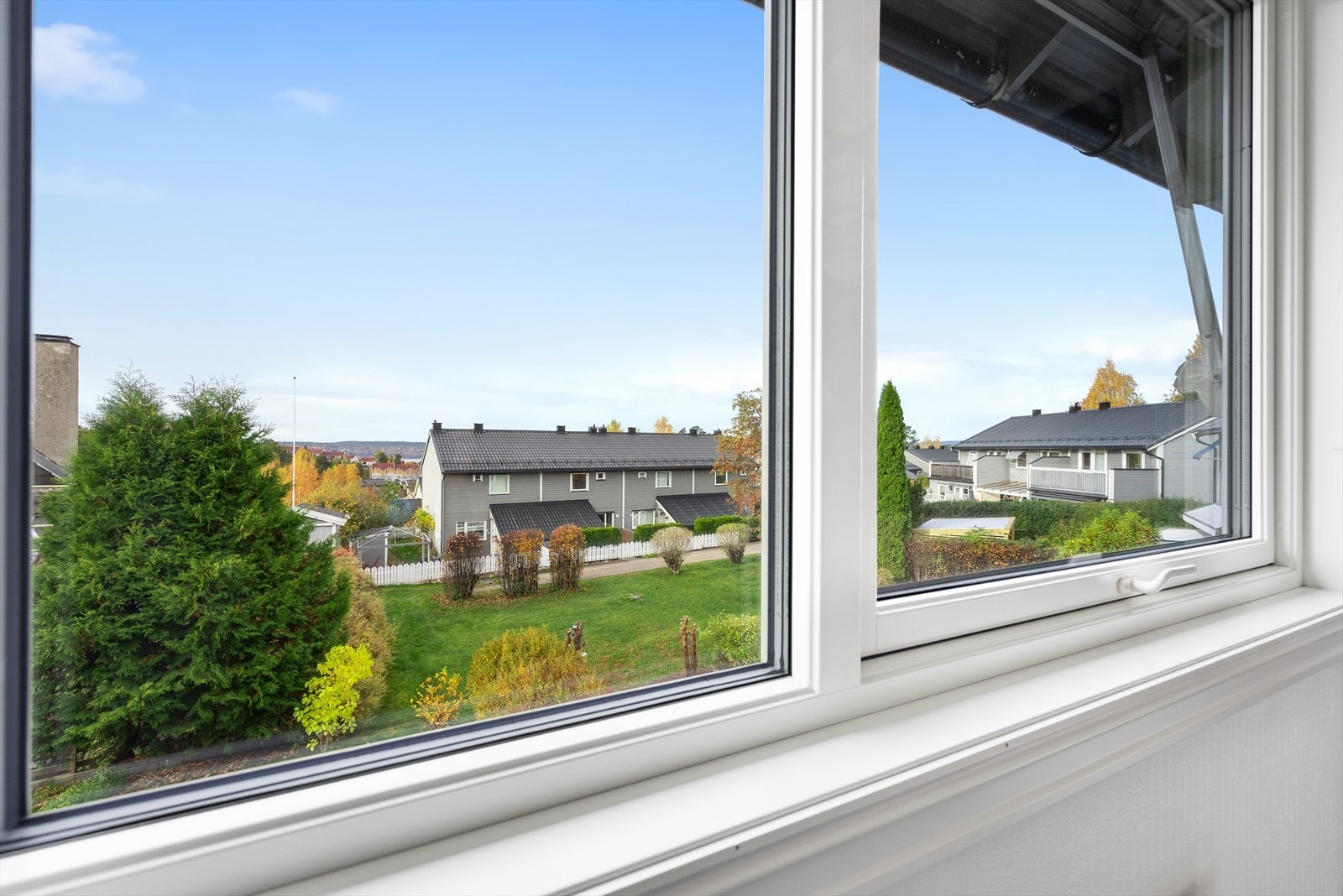 Fra boligens andre etasje har man utsikt over det rolige og grønne nabolaget. Galleribilde