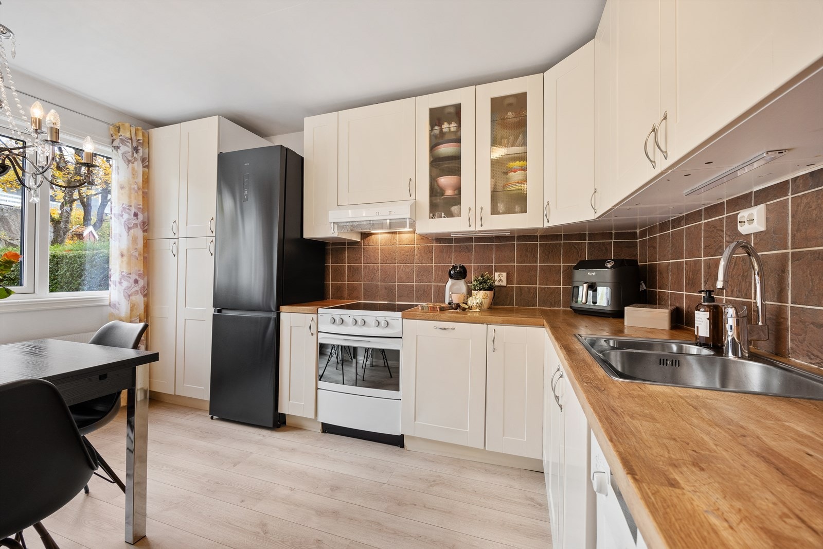 Kjøkkenet har en praktisk hjørneløsning med profilerte fronter og godt med skapplass. Galleribilde