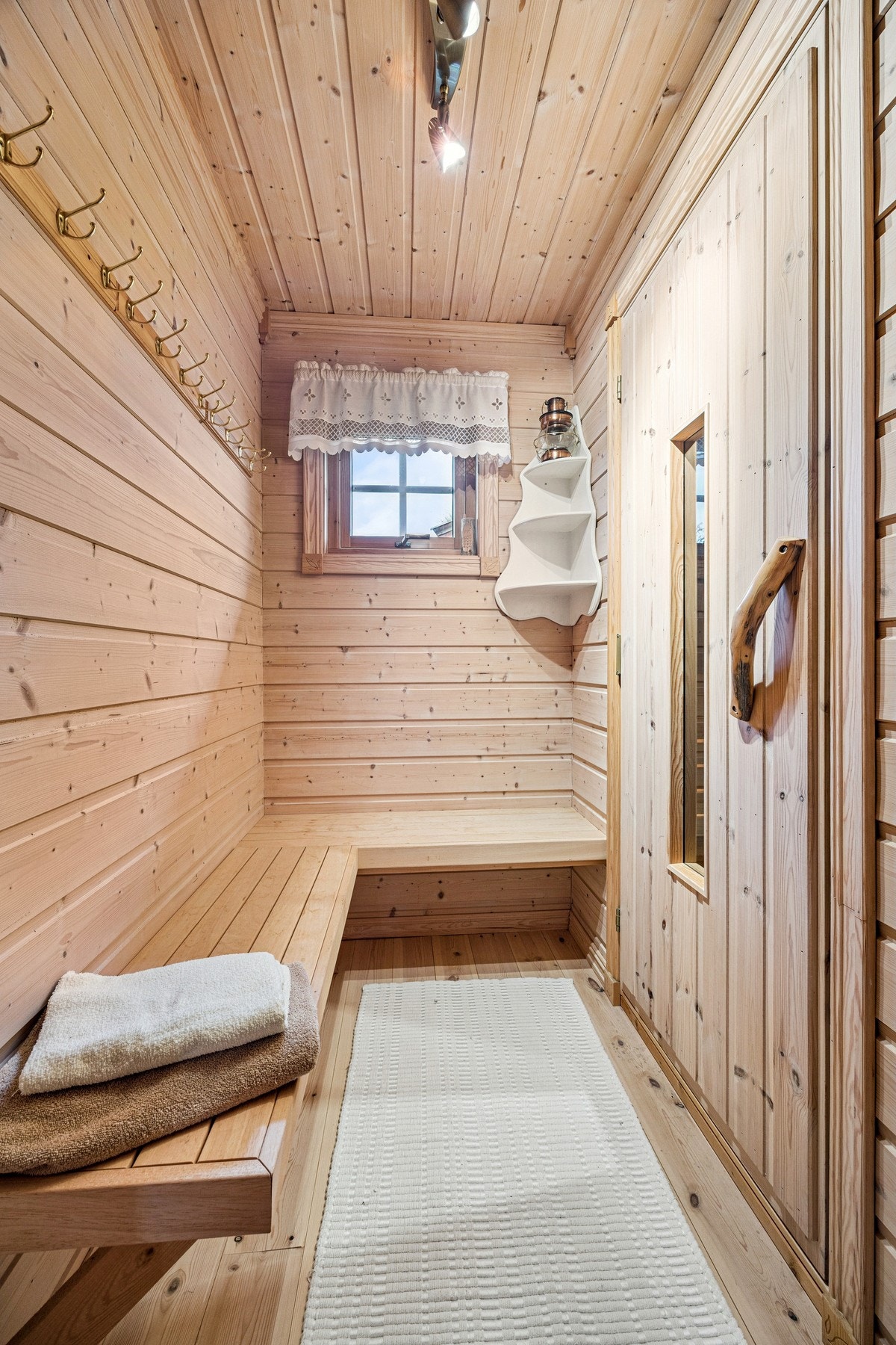 Hytta har også vedfyrt badstue - perfekt for avslapning etter tur eller skiturer Galleribilde