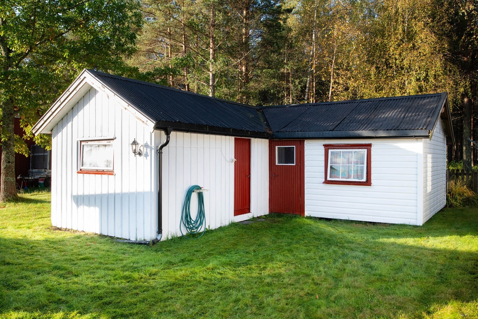 Uthuset har også innlagt strøm, og inneholder et rom med laminatgulv og et rom med teppe på gulvet. Her er også en eldre uted Galleribilde