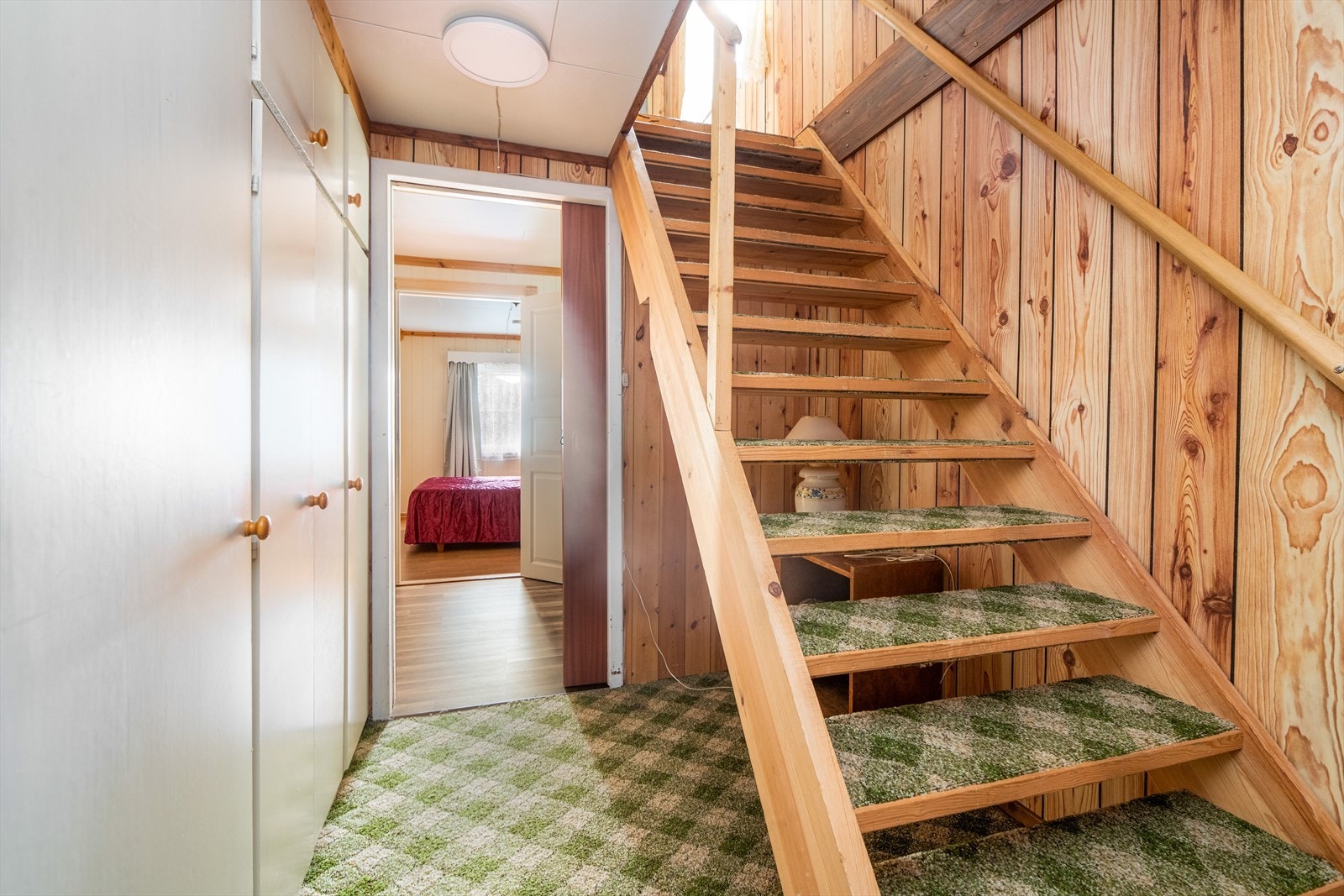 Boligen har også trappegang hvor det er meget god oppbevaringsplass i garderobeskap langs den ene veggen. Galleribilde