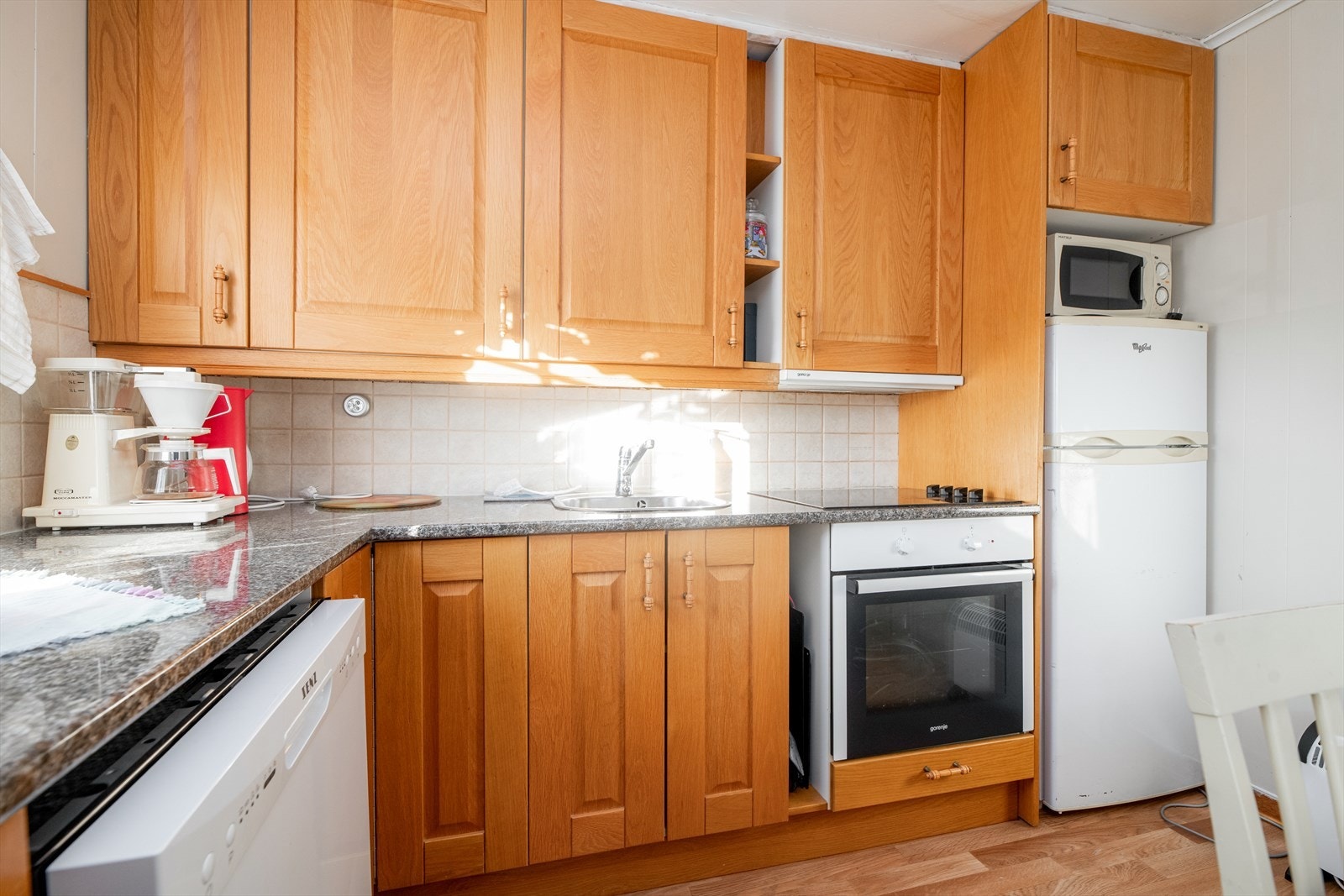 Kjøkkenet har integrert koketopp og stekeovn, samt at det er avsatt plass til frittstående oppvaskmaskin og kjøl/fryseskap. Over kokesonen er det ventilator med avtrekk ut. Galleribilde