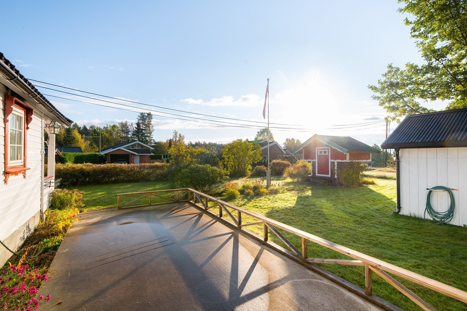 Her bor du i rolige omgivelser, tilbaketrukket og barnevennlig ca. 5 km. nordvest for Bø sentrum. Galleribilde